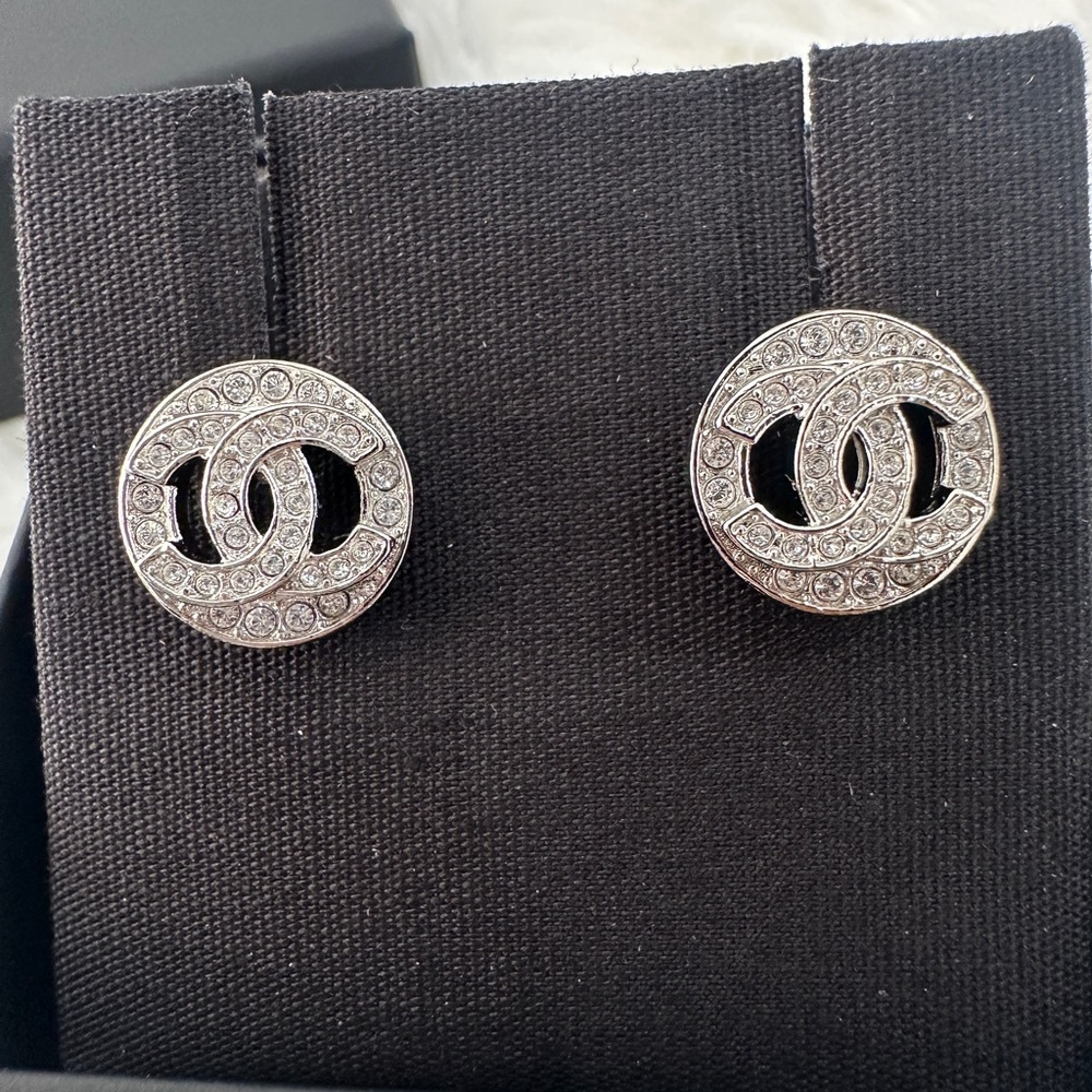 CHANEL 25S Mini Round CC Studs - Picture 3 of 4